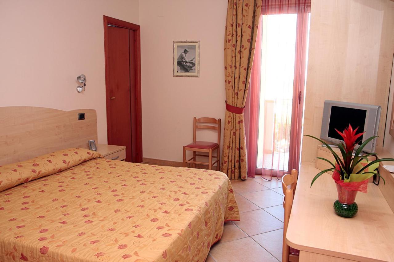 Hotel La Tartaruga Roseto Degli Abruzzi Exterior foto